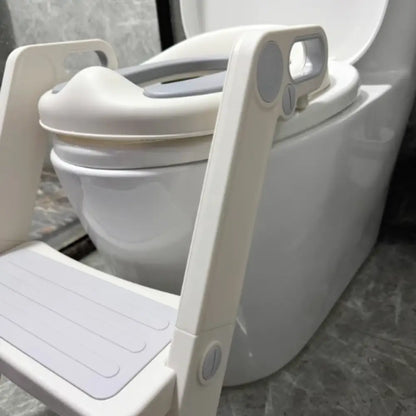 トイレトレーニング補助便座　ステップ付き補助便座　高さ調整可能トイトレ補助便座　折りたたみ式子ども便座　安定感抜群トイレステップ　滑り止め付き補助トイレ　角度調整可能トイレステップ　自立練習用便座　省スペース設計補助便座　子ども用トイレトレーニングチェア
