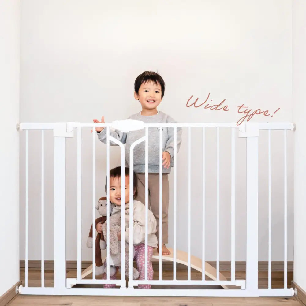 ワイドベビーゲート 拡張フレーム対応 ダブル扉 両開き 片手操作 自動クローズ ダブルロック 安全設計 階段対応 廊下設置 リビング対応 インテリア調 高密度スチール グレージュカラー