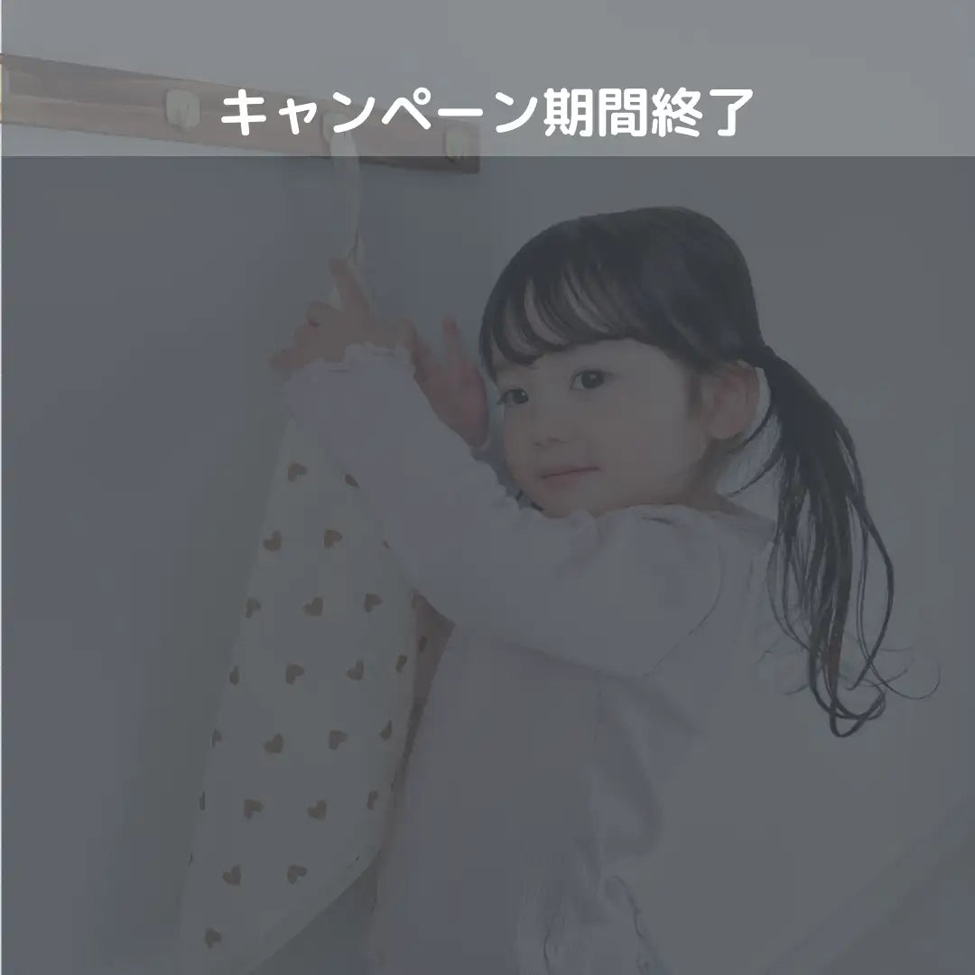 小さな黒いハート柄の白いブラウス