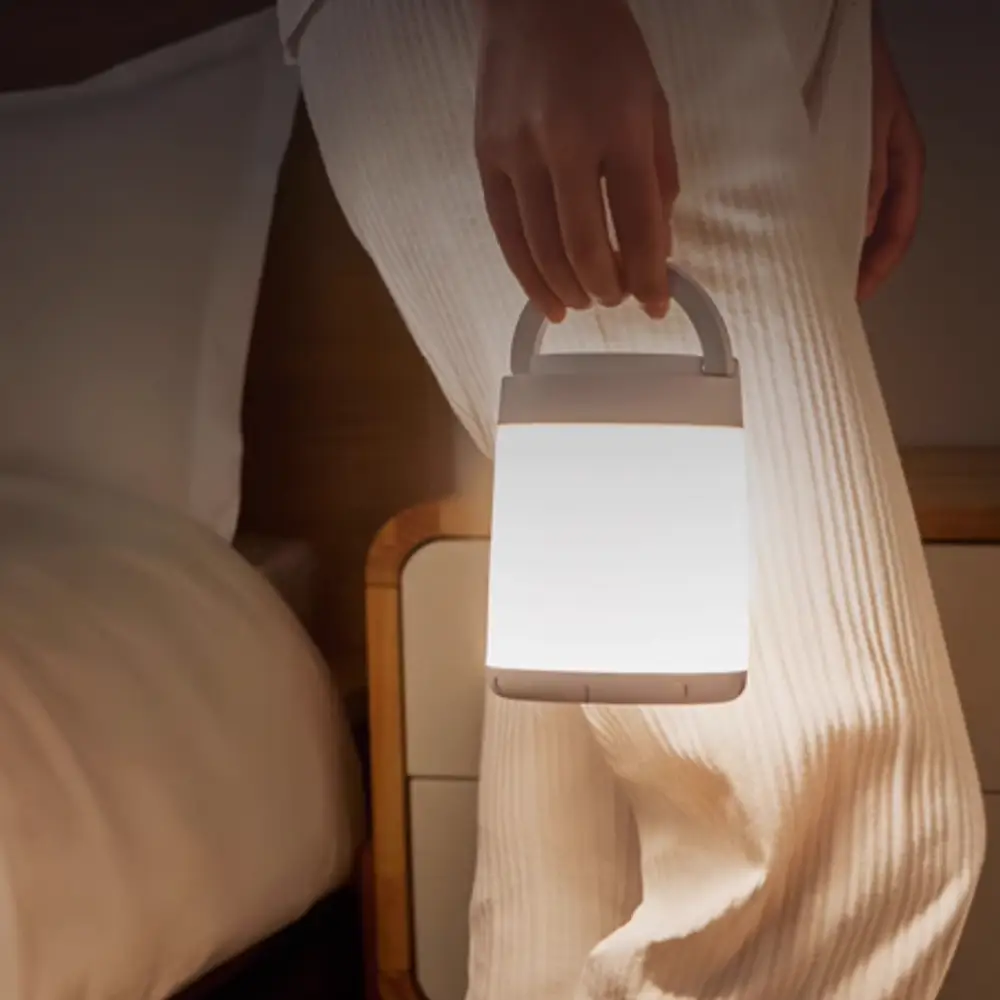 ベビーライト 授乳ライト ナイトライト 常夜灯 低温設計 安全設計 リモコン付き タイマー設定 タッチ操作 明るさ調整 3段階切替 電球色 昼白色 温白色 赤ちゃん 夜間授乳 おむつ替え 防災ライト 軽量設計 180g 持ち運びライト 手提げライト 吊り下げOK ハンドル付き 卓上ライト 子供用ライト ベビールーム 寝室ライト USB充電 1800mAh フル充電2時間 連続使用4時間 充電残量表示 PP素材 PC素材 ワイヤレス使用可能