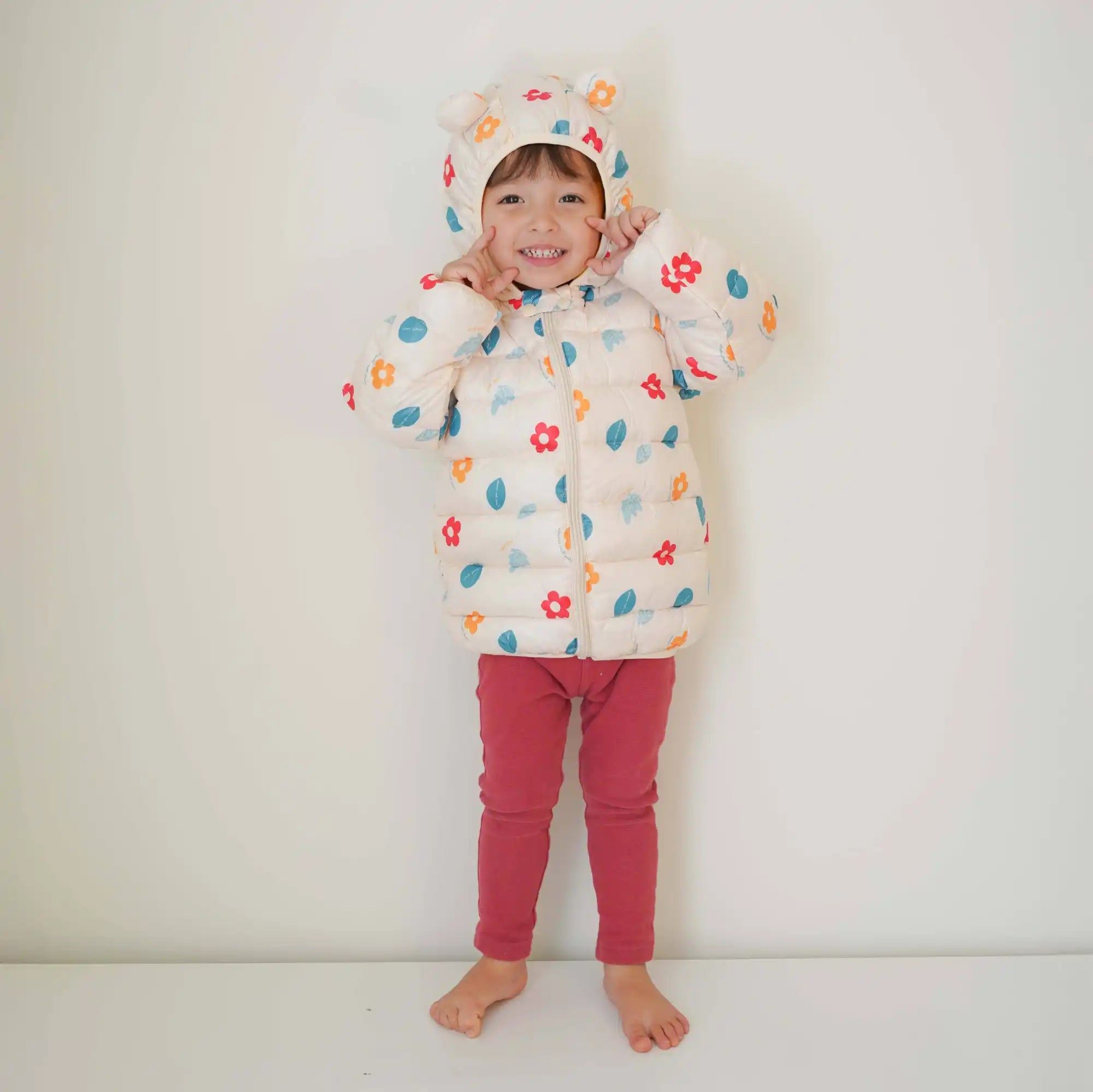 子供の白いパフジャケット、カラフルな花や葉の模様入り