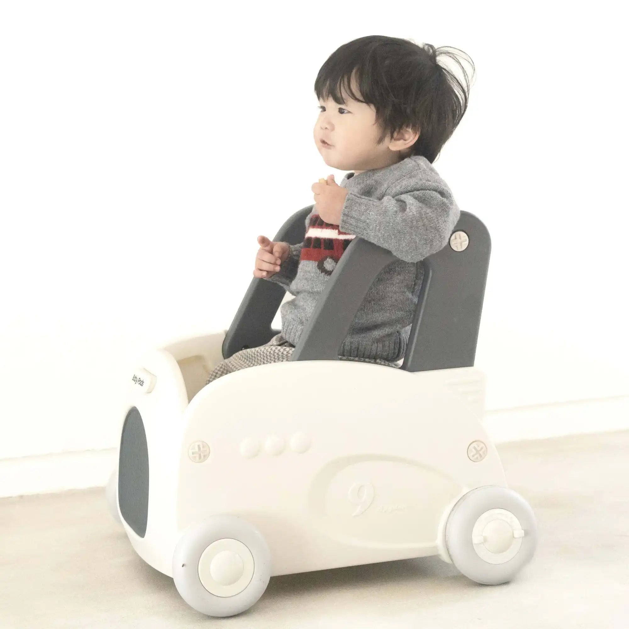 子供用の乗用玩具で、スタイリッシュな白と灰色の飛行機のようにデザインされています。