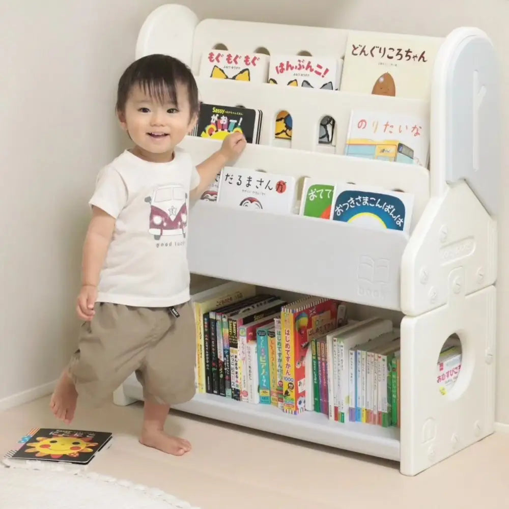 絵本ラック　表紙が見える本棚　子ども用ブックシェルフ　おもちゃ収納付き本棚　自発的読書サポートラック　厚み対応絵本収納　本とおもちゃ収納ラック　軽量プラスチック本棚　子ども部屋インテリアラック　見せる収納ブックラック