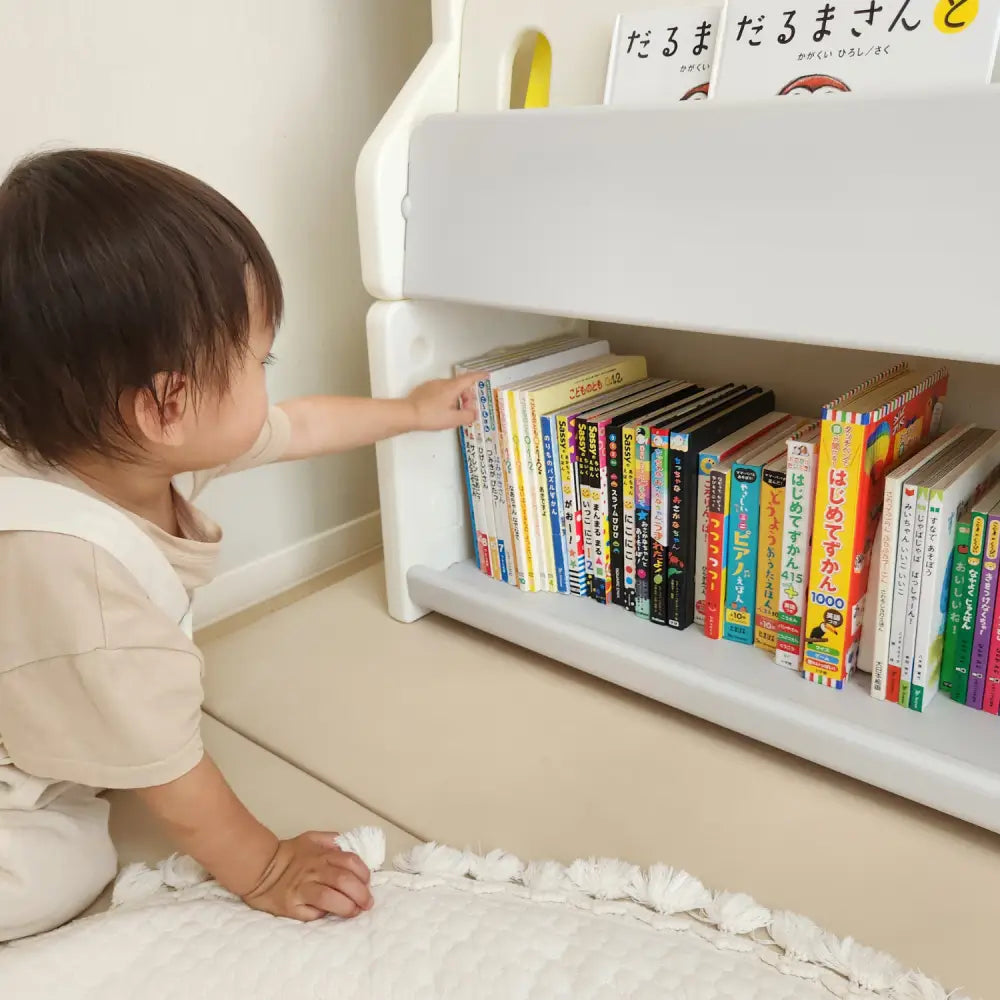 絵本ラック　表紙が見える本棚　子ども用ブックシェルフ　おもちゃ収納付き本棚　自発的読書サポートラック　厚み対応絵本収納　本とおもちゃ収納ラック　軽量プラスチック本棚　子ども部屋インテリアラック　見せる収納ブックラック