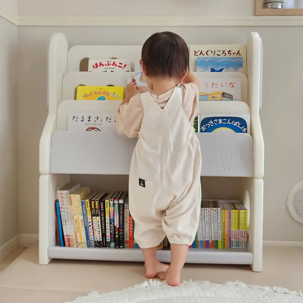 絵本ラック　表紙が見える本棚　子ども用ブックシェルフ　おもちゃ収納付き本棚　自発的読書サポートラック　厚み対応絵本収納　本とおもちゃ収納ラック　軽量プラスチック本棚　子ども部屋インテリアラック　見せる収納ブックラック