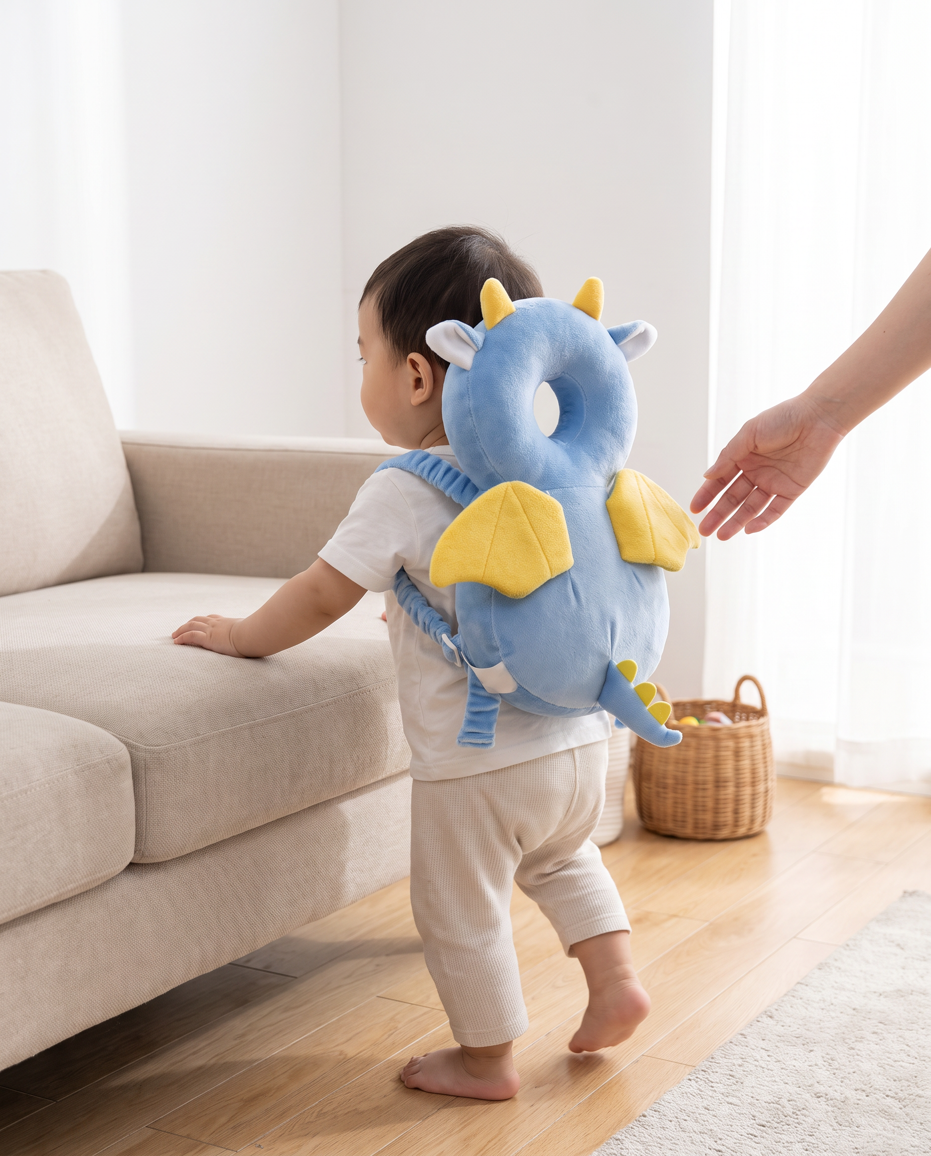 頭ごっつん防止グッズを使う子供の日常シーン