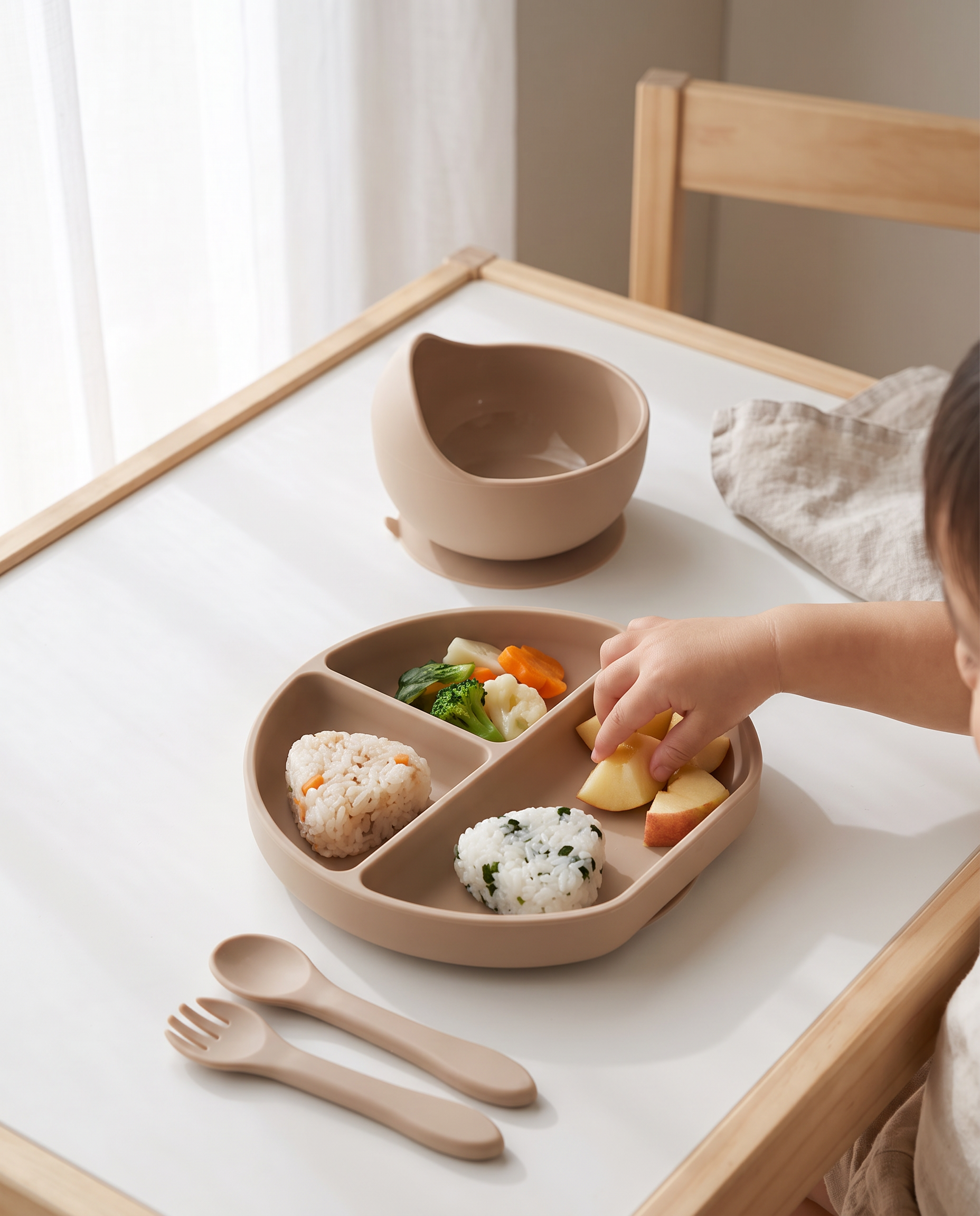 お食事グッズを使う子供の日常シーン