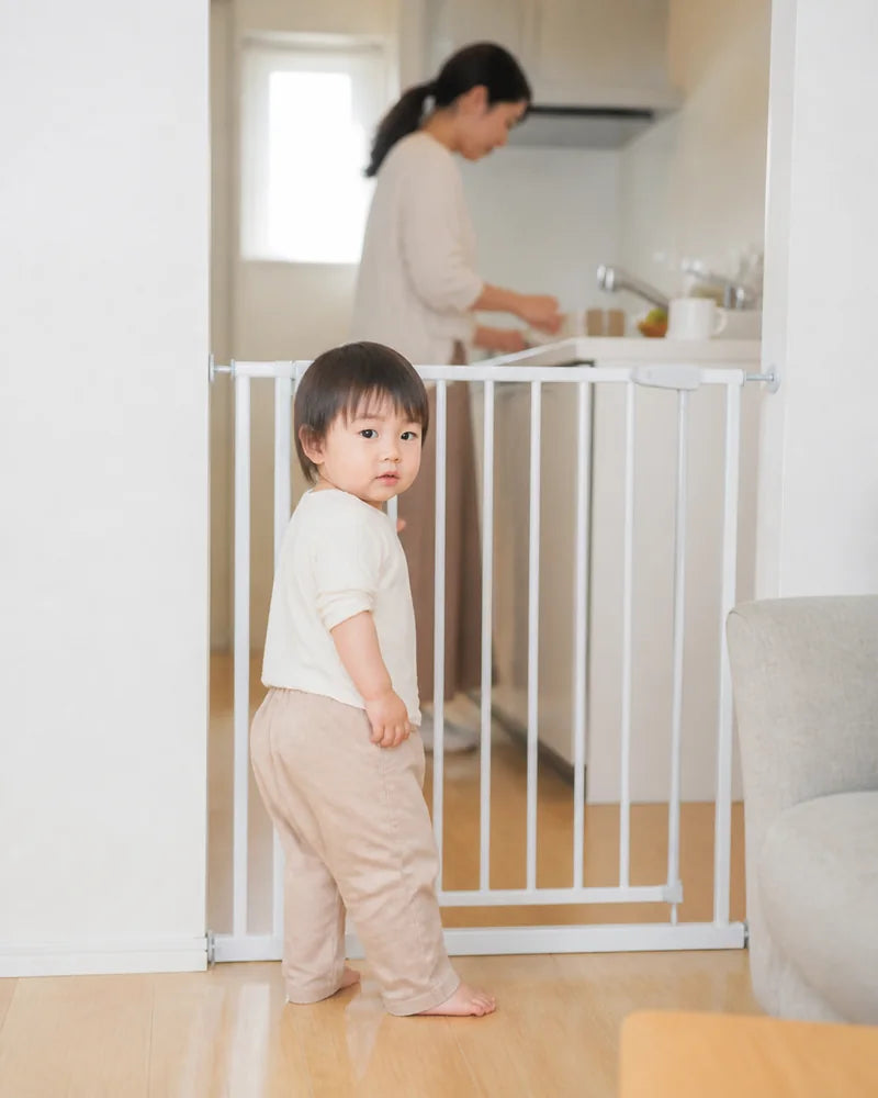 ベビーゲートを使う家庭の日常シーン