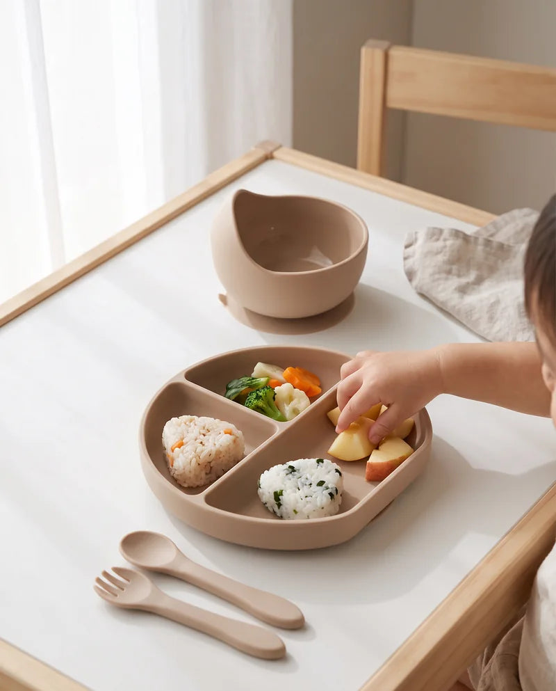 お食事グッズを使う子供の日常シーン